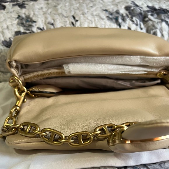 Coach Pillow Tabby - 26 - Picture 4 of 7